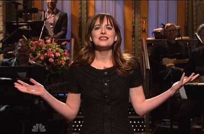 Intip Kocaknya Dakota Johnson Tampil di 'Saturday Night   Live'