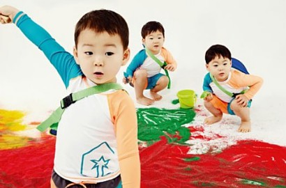 Triplet Song Il Gook Main Pasir dan Cari Serangga di Foto Iklan Skarbarn