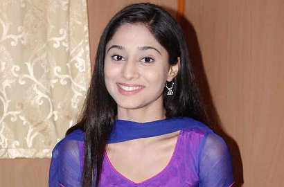 Campur 2 Budaya, Soumya Seth Rayakan Holi dengan Baju Tradisional Indonesia