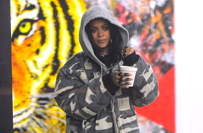 Tak Ingin Injak Salju, Rihanna Minta Digendong Bodyguard