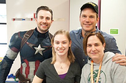 Chris Evans Kunjungi Rumah Sakit Anak sebagai Captain America