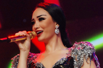 Zaskia Gotik Tak Pede Jadi Komposer Lagu