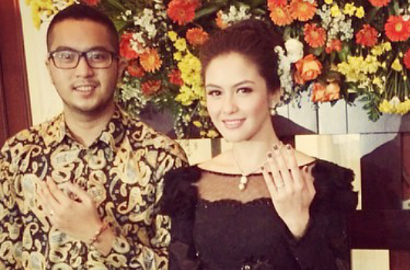 Lebih Tua dari Calon Suami, Revalina S. Temat Nampak Malu-Malu