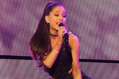 Ups, Ariana Grande Jatuh di Panggung Saat Tur 'Honeymoon'