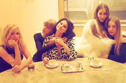 Selena Gomez Ajak Taylor Swift Pesta Untuk Lupakan Justin Bieber?