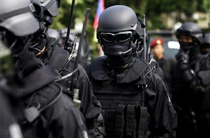 Foto Anggota Polisi Sholat Saat Kondisi Siaga Jadi Pembicaraan Netter
