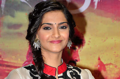 Sembuh dari Flu Babi, Sonam Kapoor Diijinkan Tinggalkan Rumah Sakit
