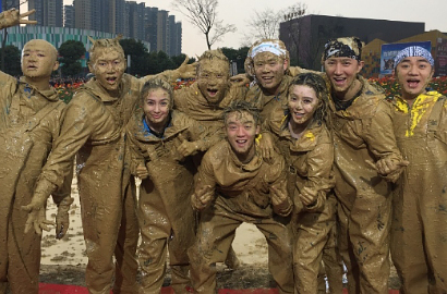 Han Geng Mandi Lumpur di Syuting 'Running Man' Versi Tiongkok