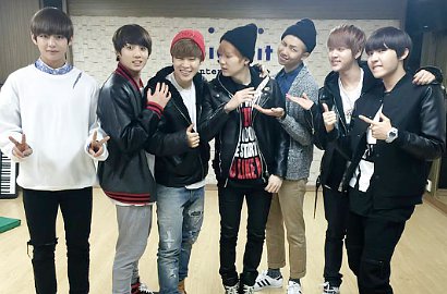 BTS Foto Lucu Rayakan Punya Lightstick Resmi Bentuk Bom