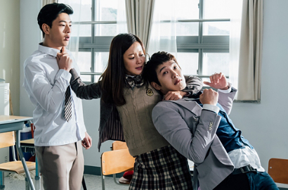 Kim Hee Sun Jadi Anak Sekolah di Foto Syuting 'Angry Mom'
