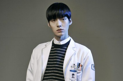 Tampannya Ahn Jae Hyun Jadi Dokter di Foto Baru 'Blood'