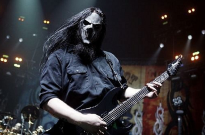 Kepala Tertikam Pisau, Vokalis Slipknot Bilang Mick Thomson Baik-Baik Saja