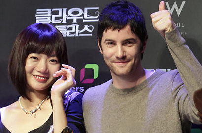 Bae Doona Akui Sudah Putus dengan Aktor Hollywood Jim Sturgess