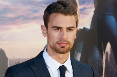 Ini Ritual Theo James Sebelum Beradegan Seks di 'Insurgent'