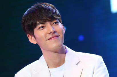 Tiba di Jakarta, Kim Woo Bin Tebar Senyum ke Fans di Bandara