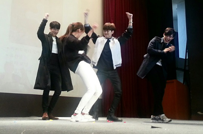 Kim Woo Bin cs Ngedance dan Peluk Fans di Promosi 'Twenty'