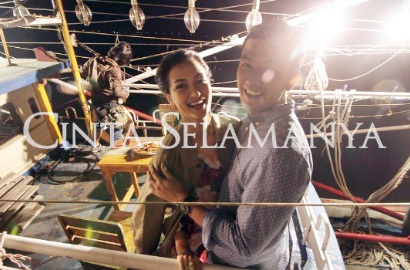 Romantisnya Atiqah Hasiholan Digendong Rio Dewanto di 'Cinta Selamanya'