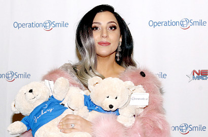 Romantis, Lady GaGa dan Taylor Kinney Pamer Ciuman Mesra di Depan Umum