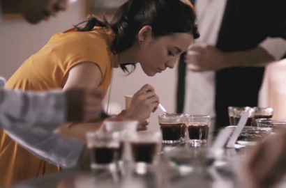 Teaser 'Filosofi Kopi' Ungkap Julie Estelle Rela Keliling Asia Demi Kopi