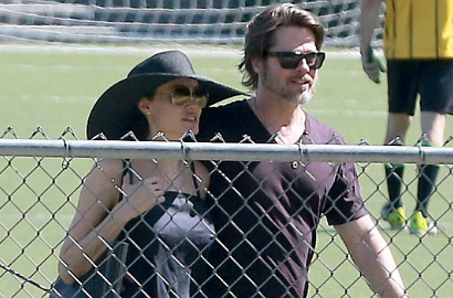 Jarang Pamer Kemesraan, Angelina Jolie dan Brad Pitt Ketahuan Ciuman Mesra