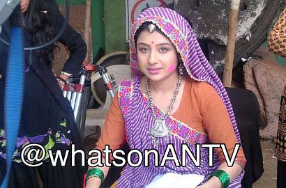 Bahagianya Paridhi Sharma 'Jodha' Saat Terima Dodol dan Lukisan Penari Bali