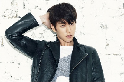 Park Hae Jin Pamer Senyum di Foto Syuting 'Secret Society of Men - Friends'