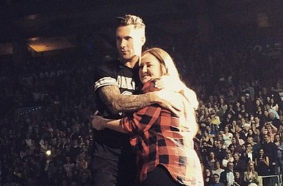 Kena Lemparan Mic, Adam Levine Ajak Fans Naik ke Atas Panggung