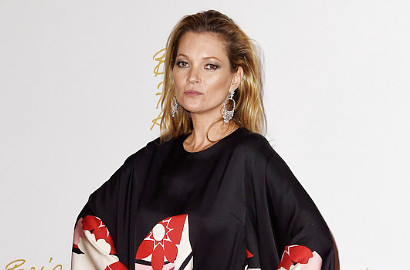 Kate Moss Makin Berani Pose Topless di Depan Kamera