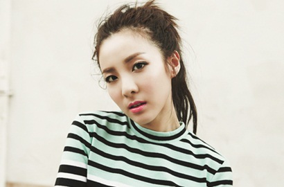 Rambut Berantakan, Dara 2NE1 Tetap Cantik di Foto Baru 'Dr. Mo Clinic'