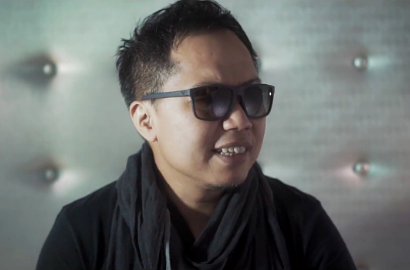 Sandhy Sondoro Inginkan Perdamaian Dunia di MV 'Divine Intervention'