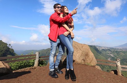 Solo Karir, Ruri Repvblik Garap MV 'Sesakit-Sakitnya' di Atas Tebing