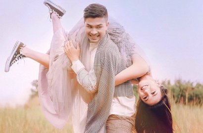 Wow, Ternyata Ada Sesi Topless di Foto Prewedding Chelsea-Glenn Alinskie