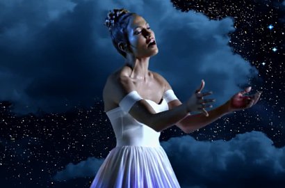 Cantiknya Jennifer Lopez Bergaun Motif Luar Angkasa di MV 'Feel The Light'