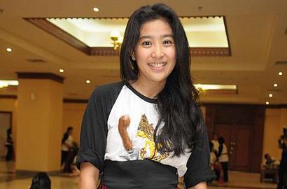 Olivia Zalianty Jadi Srikandri di Pementasan Wayang