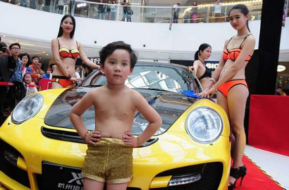 Netter Kecam Foto Bocah Laki-Laki Dikelilingi Perempuan Berbikini