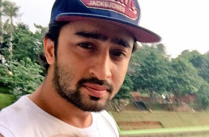Shaheer Sheikh Tampan Pegang Kamera di Poster 'Turis Romantis'