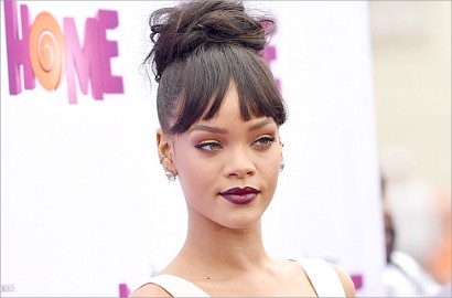 Tak Pakai Bra, Rihanna Percaya Diri Payudaranya Ngintip