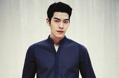 Fans Heboh Liat Kim Woo Bin Diperiksa Petugas Keamanan Cewek di Bandara