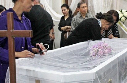 Prosesi Pemakaman Frans Tumbuan Berjalan Syahdu dan Damai