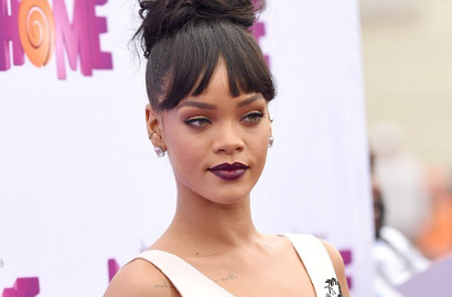 Rihanna Pamer Belahan Dada di Cover Single Baru