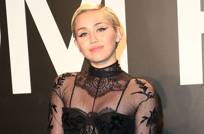 Waduh Ngilu, Miley Cyrus Bagikan Foto Cabut 5 Gigi Sekaligus