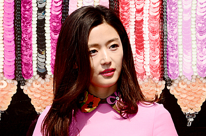 Jun Ji Hyun Pegang Senapan di Poster Film 'Assassination'