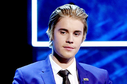 Justin Bieber Topless Sambil Disuapi Anggur Cewek Cantik