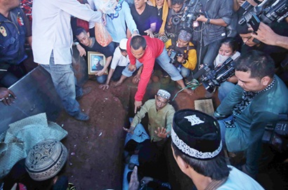Billy Syahputra Turun ke Liang Lahat Untuk Ikut Semayamkan Olga