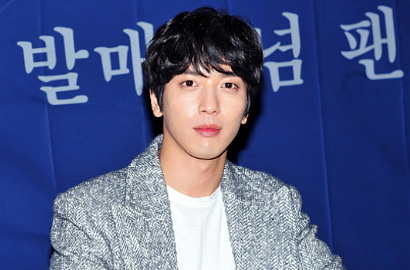 Yong Hwa CN Blue Tepati Janji Kirim Batu Bara Dalam Rangka Amal