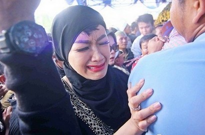 Julia Perez Kecopetan di Pemakaman Olga Syahputra