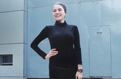 Nikita Mirzani Pakai Baju Serba Hitam Saat Keluar dari Penjara