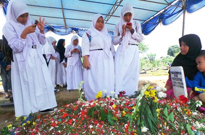 Sudah 3 Hari, Makam Olga Syahputra Masih Ramai Didatangi Warga