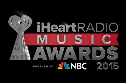 Hailee Steinfeld-Kelly Clarkson, Siapa Pakai Worst Dress di iHeartRadio Awards?