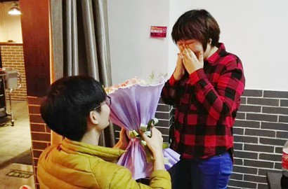 Romantis, Pria Ini Lamar Kekasihnya dengan Buket Daging dan Bunga